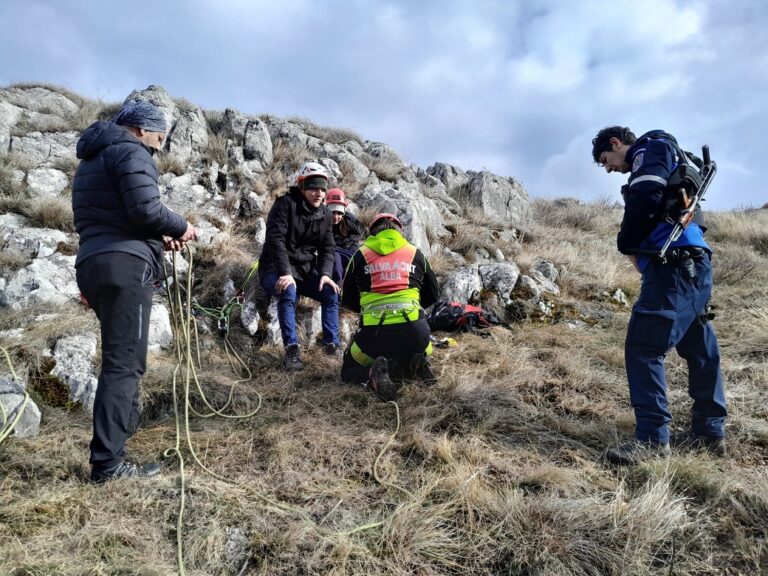 Salvamontiștii din Alba au intervenit de urgență în zona Piatra Secuiului pentru evacuarea a doi turiști din Ungaria