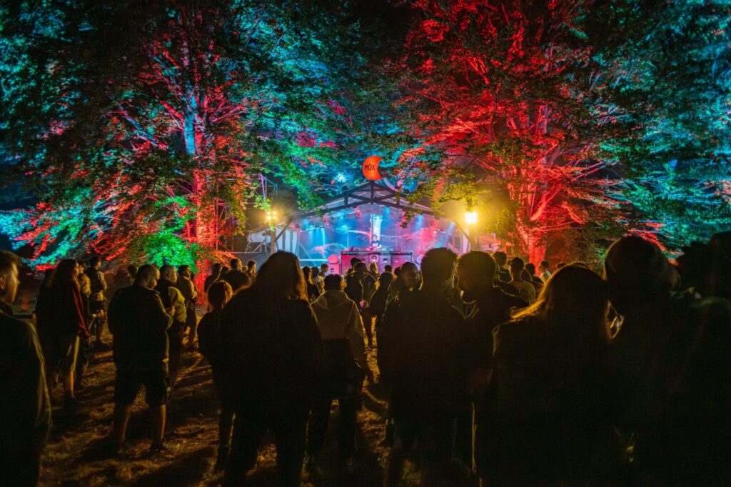 MOX 2026 aniversează 10 ediții: patru zile de festival în natură, trei scene și primii artiști confirmați