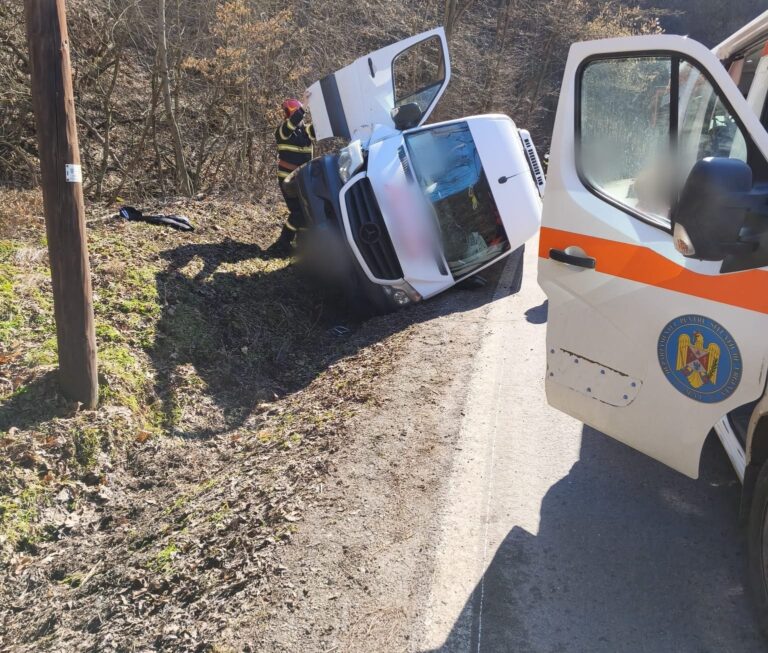 Accident la Buru: un microbuz a ajuns în șanț după ce s-a ciocnit de o mașină