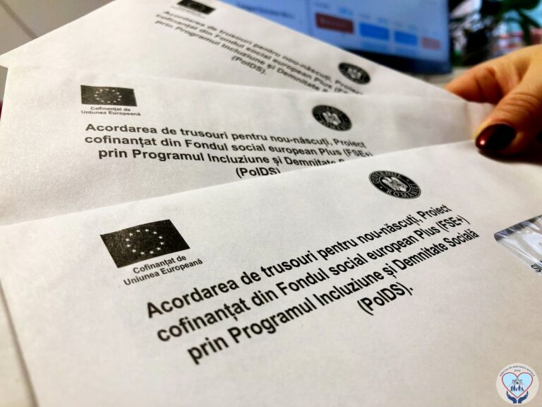 A patra serie de mame defavorizate, din Deva, primesc cardurile de 2.000 de lei – pentru îngrijirea bebelușilor