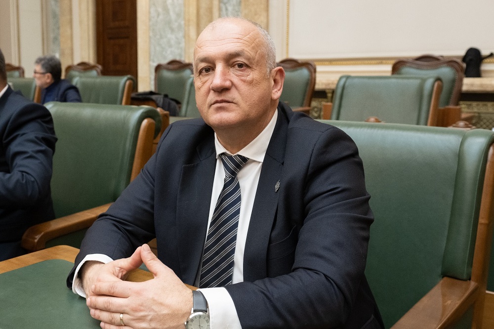 Senatorul AUR Cristian Șipoș critică blocarea unor investiții energetice: „Domnule ministru al Energiei, aceasta este o baterie descărcată”