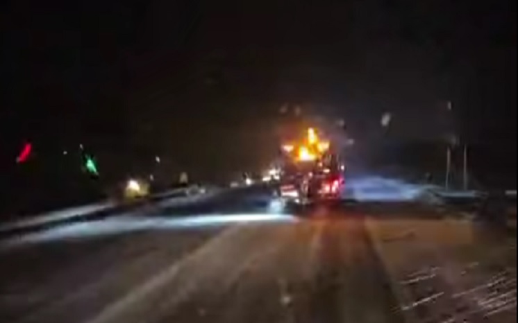 Ninge viscolit pe DN 17, în Pasul Tihuța. Utilajele intervin pentru menținerea traficului în siguranță