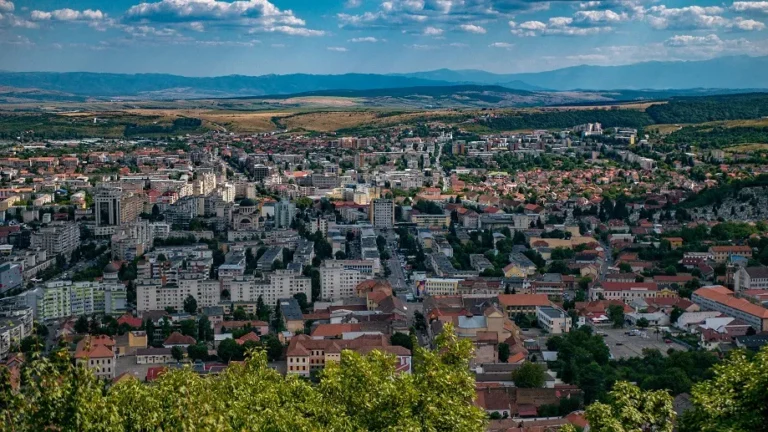 Reparațiile la părțile comune ale blocurilor din Deva. Cine plătește lucrările și când sunt obligați proprietarii să permită accesul în locuință?