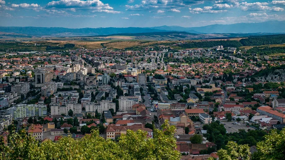 Reparațiile la părțile comune ale blocurilor din Deva. Cine plătește lucrările și când sunt obligați proprietarii să permită accesul în locuință?