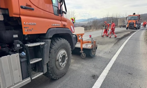 DRDP Timișoara: Intervenții pe drumurile naționale afectate de îngheț–dezgheț în vestul țării