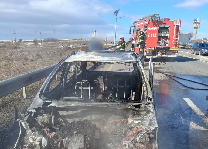 Autoturism distrus de flăcări pe DN1 E60, la Păniceni. Pompierii au intervenit de urgență