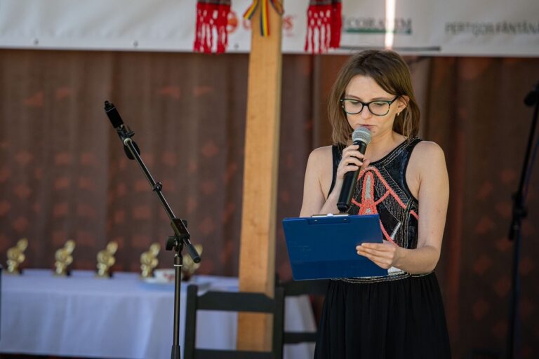 Elevii unei profesoare din Cluj organizează un concert caritabil pentru a o ajuta să învingă o nouă luptă – „The Sound of Life – Împreună pentru Iulia”