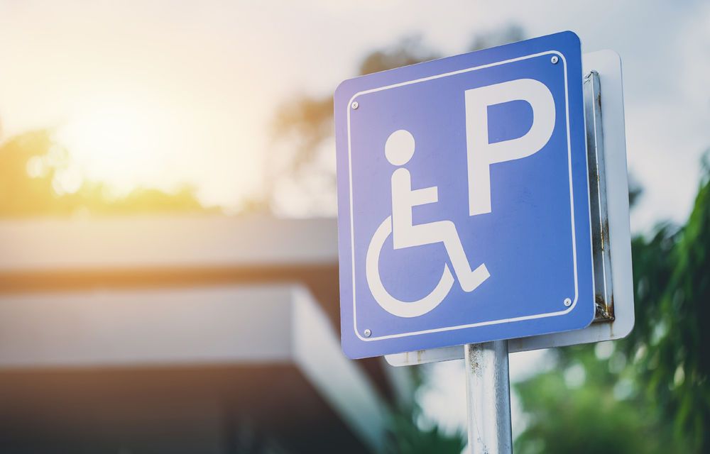 Persoanele cu dizabilități din Deva și reprezentanții legali ai acestora pot beneficia de cardul-legitimație pentru locurile gratuite de parcare