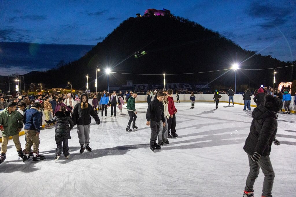 Ultimele zile de distracție pe gheață: Patinoarul din Deva se închide pe 22 februarie 2026
