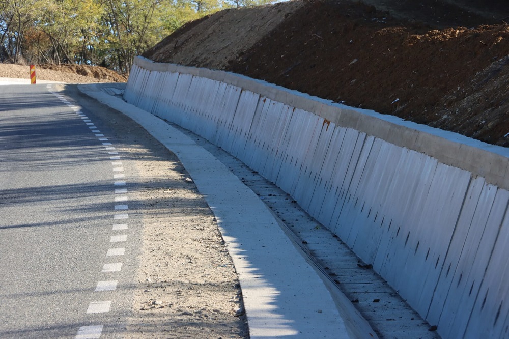 La modernizarea drumului județean Pâncota-Buteni au fost realizate 37 de km de șanțuri de captare și scurgere a apelor pluviale