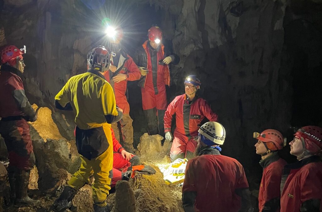 Exercițiu în premieră pentru salvarea speologică din România, în peștera Humpleu 