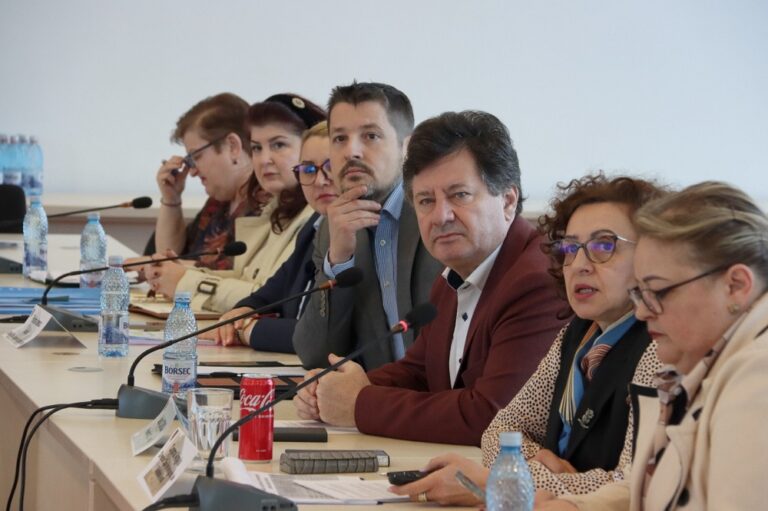 Consiliul Județean Arad, gazda unei dezbateri privind eficientizarea sistemului sanitar arădean