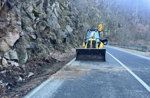 Avertizare privind riscul de căderi de pietre și material lemnos pe Transalpina, în județul Alba