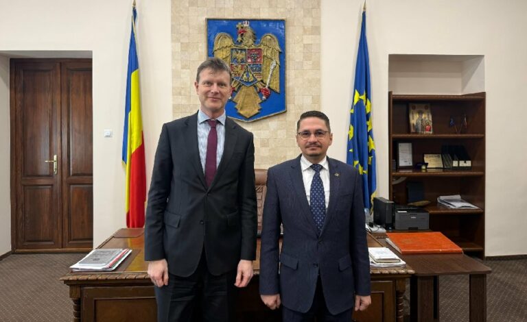 Ambasadorul Marii Britanii, Giles Portman, în vizită la Prefectura Bihor: Discuții despre educație, cooperare socială și patrimoniu cu subprefectul Emilian Pavel!