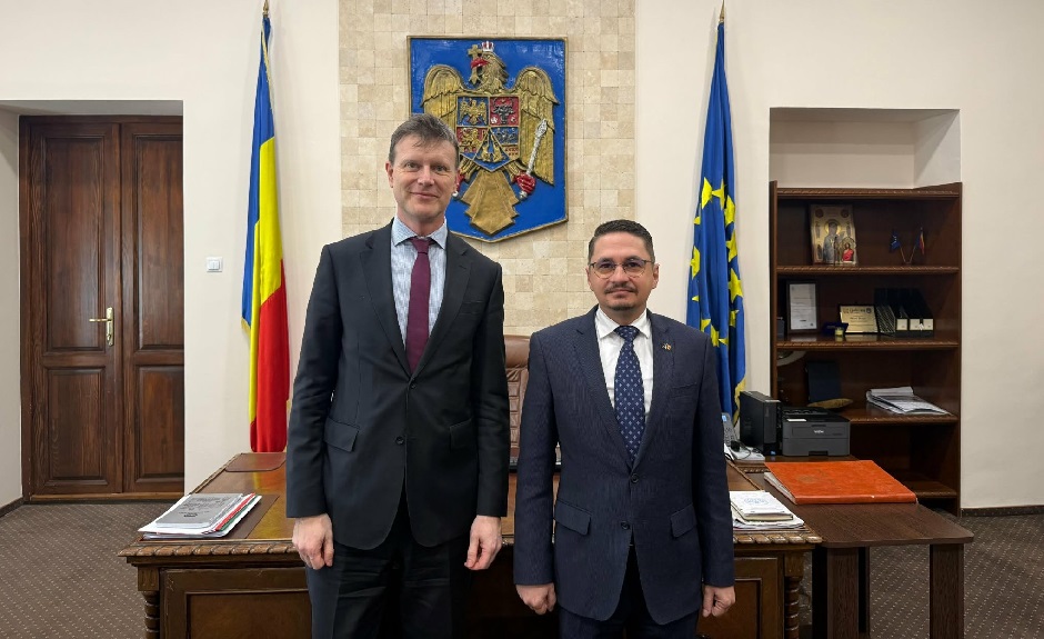 Ambasadorul Marii Britanii, Giles Portman, în vizită la Prefectura Bihor: Discuții despre educație, cooperare socială și patrimoniu cu subprefectul Emilian Pavel!