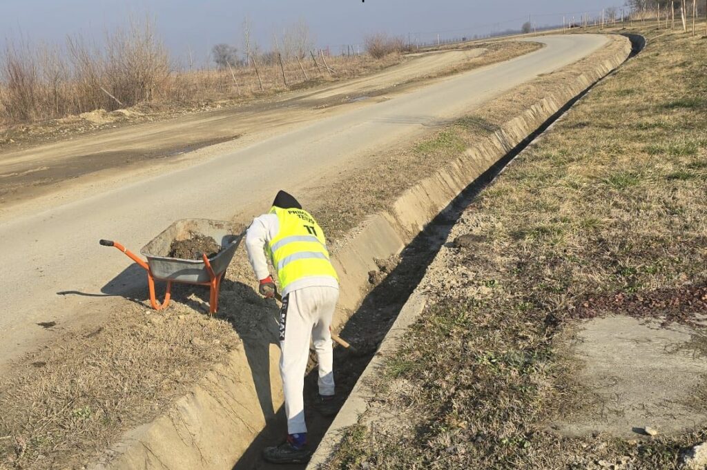 Curățenie de primăvară la Teiuș. Primăria face apel la cetățeni să contribuie la menținerea unui oraș curat