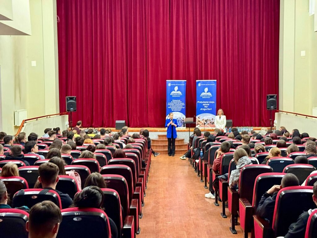 Prefectul Clujului își continuă proiectul de suflet – „Prețuiește viața, spune NU drogurilor!”: Peste 350 de elevi din Huedin au participat la campanie!