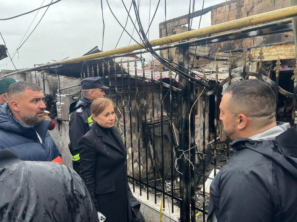 Drama de la Turda! Zeci de oameni fără case după incendiul devastator. Forna: „Prioritatea tuturor instituțiilor este ca cetățenii afectați să beneficieze cât mai rapid de un acoperiș deasupra capului și de condiții decente de cazare!”