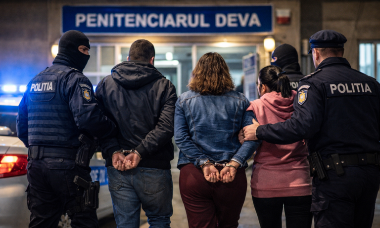 Lovitură a poliției la Deva: Două femei și un bărbat condamnați pentru trafic de droguri, duși la penitenciar!