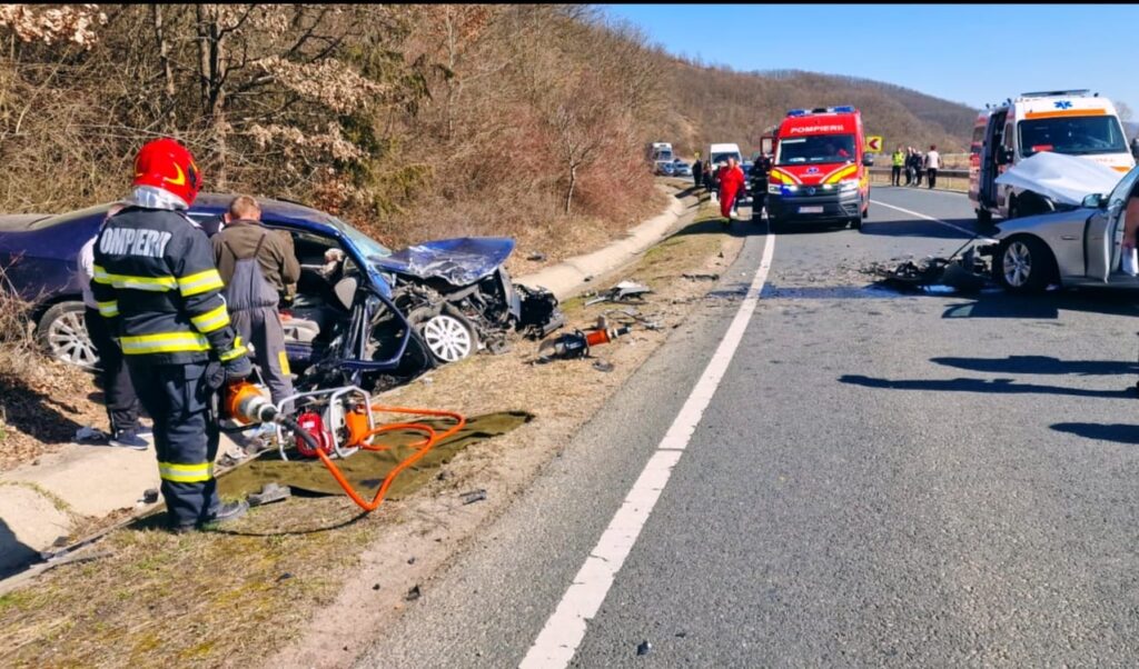 „Filmul” accidentului de pe DN76 între Târnava de Criș și Lunca: coliziune frontală după o manevră greșită