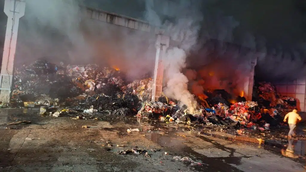 Incendiu violent la Chișcădaga! Fumul a acoperit zona (VIDEO)