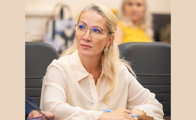 Ioana Ramona Bruynseels acuză Guvernul că taie bursele copiilor săraci în vacanță: „Tăiați numărul de parlamentari, nu bursele copiilor!”