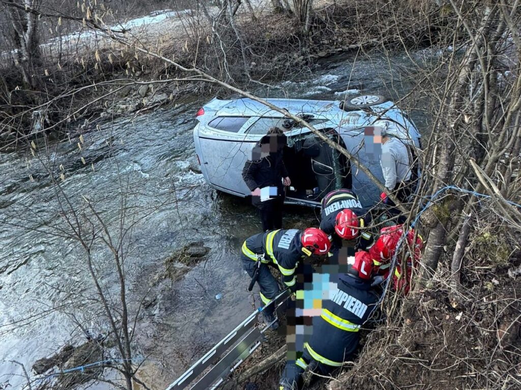 Scene dramatice în Apuseni, Avram Iancu: o mașină a ajuns în râu, o femeie a fost rănită!