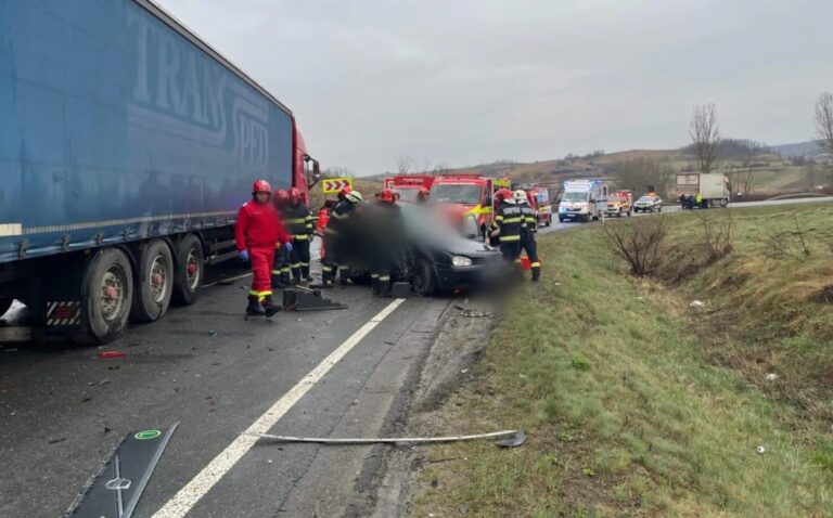 Accident cumplit: Cinci bărbați și-au pierdut viața în Sânpaul după un impact devastator între o mașină și două autocamioane