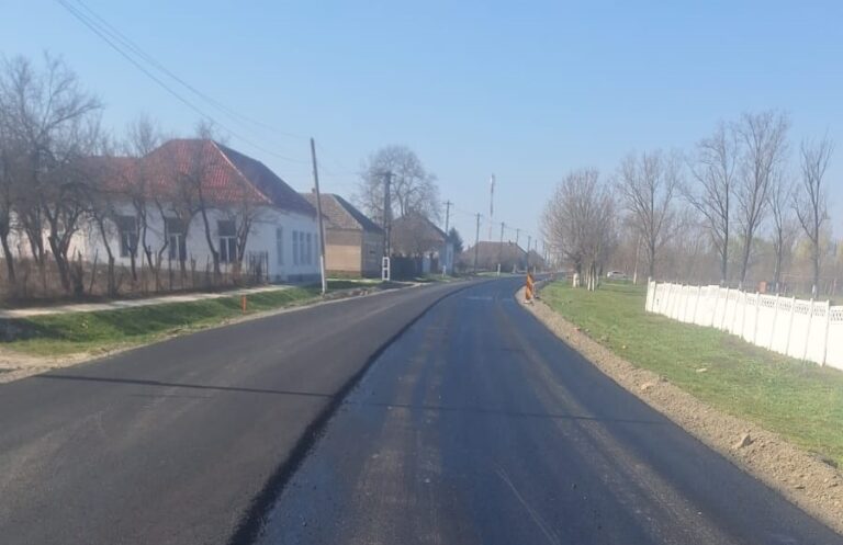 Iustin Cionca: „Se toarnă asfalt pe DJ 794, la Vânători”