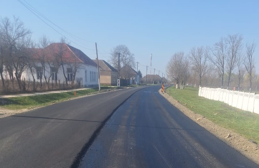 Iustin Cionca: „Se toarnă asfalt pe DJ 794, la Vânători”