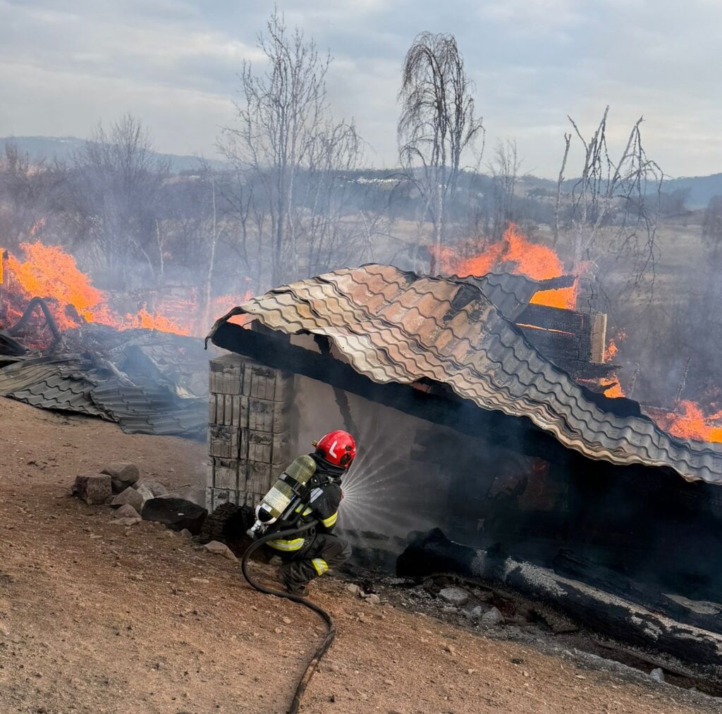 Foc scăpat de sub control la Rogojel: pompierii au evitat o tragedie