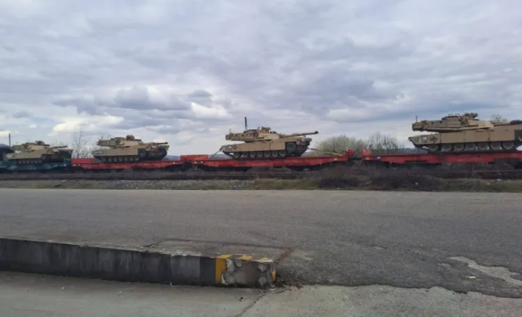 Convoi cu tancuri americane Abrams, surprins pe calea ferată în România