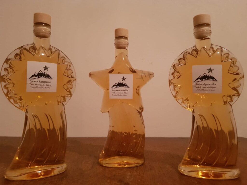„Whisky-ul Apusenilor”! Țuica de cireșe negre a moților a ajuns mai scumpă decât băutura scoțienilor