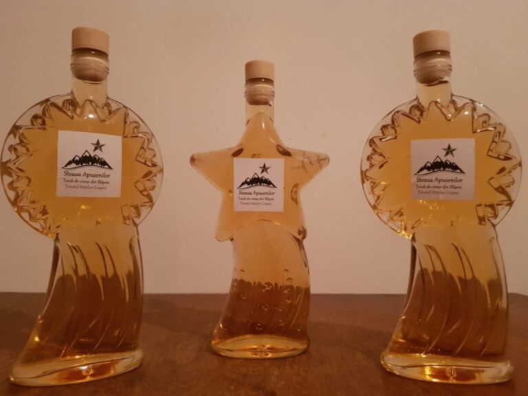 „Whisky-ul Apusenilor”! Țuica de cireșe negre a moților a ajuns mai scumpă decât băutura scoțienilor
