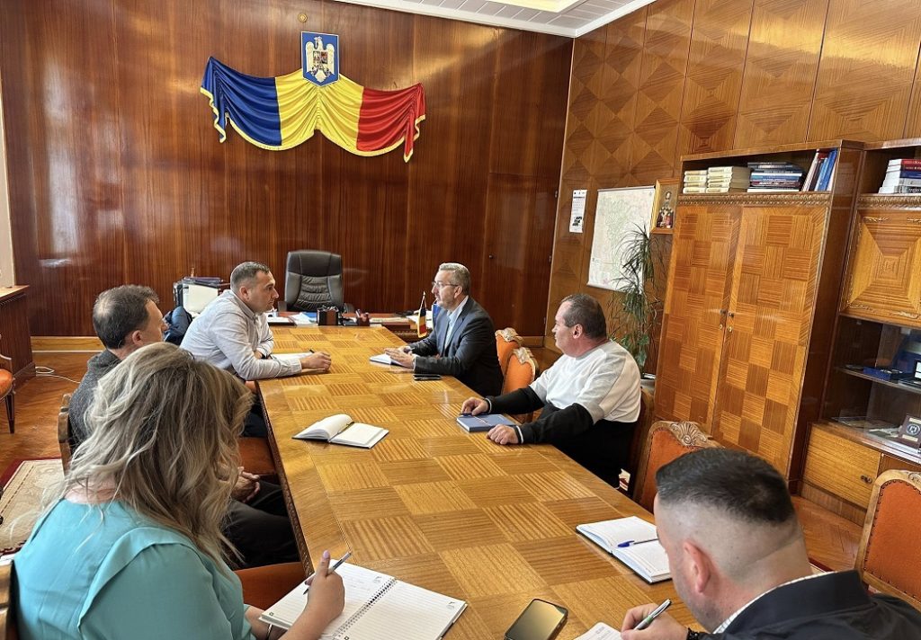 Podul de la Cărpiniș, de pe DN74A Cîmpeni-Abrud blocat de ani de zile! Prefectul bate cu pumnul în masă: „Întârzieri nepermis de mari!”