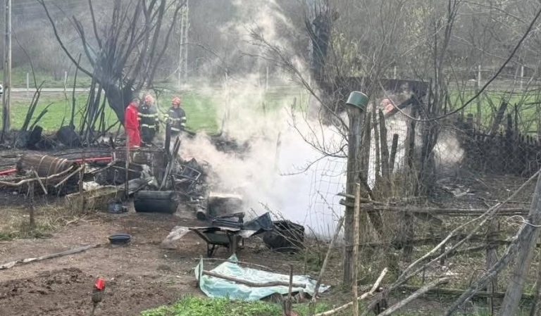Incendiu la un garaj din Dumbrava de Sus. Pompierii din Brad au intervenit rapid și au evitat extinderea focului