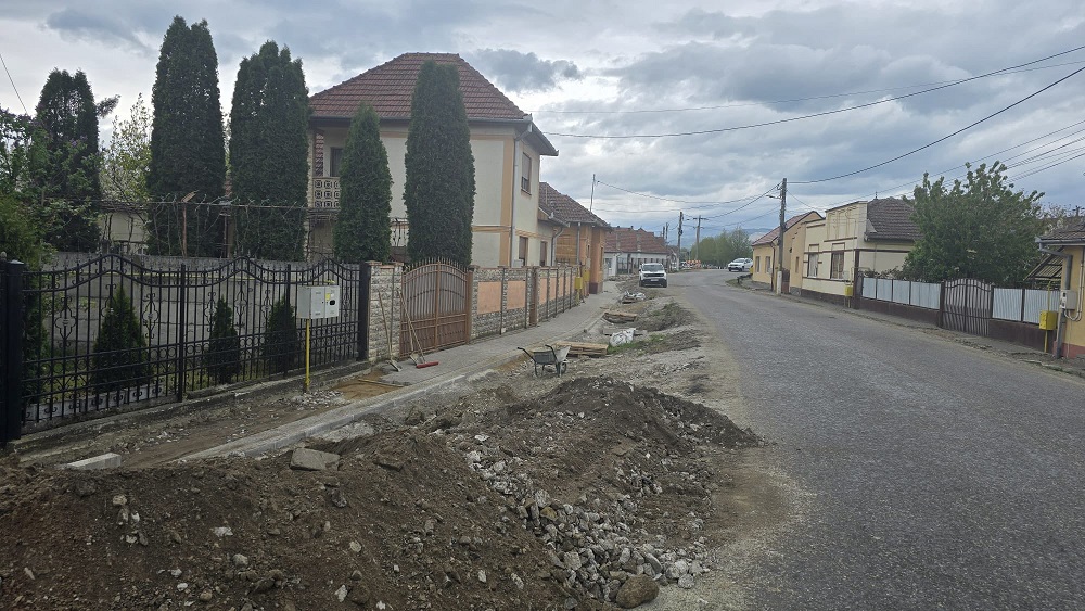 Primăria orașului Teiuș continuă lucrările pe strada Parcul Mihai Viteazul: Noi modernizări pregătite în oraș