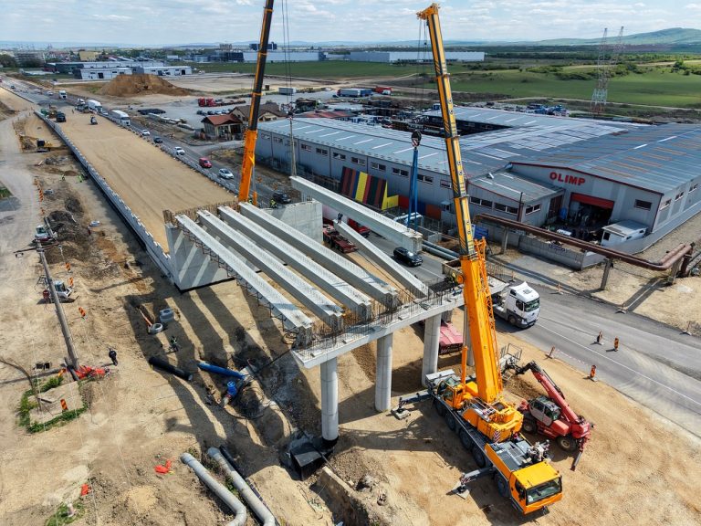 Bihorul „China României” lovește din nou! Se montează grinzile la pasajul rutier de pe centura Oradea, proiect strategic pentru tram-tren