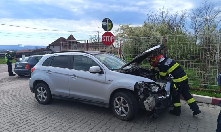 Două mașini sunt implicate într-un accident rutier în municipiul Aiud