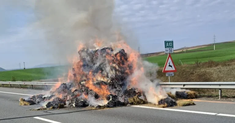 Camion cu baloți de lucernă în flăcări pe Autostrada A10: Trafic blocat pe sensul Turda – Sebeș !