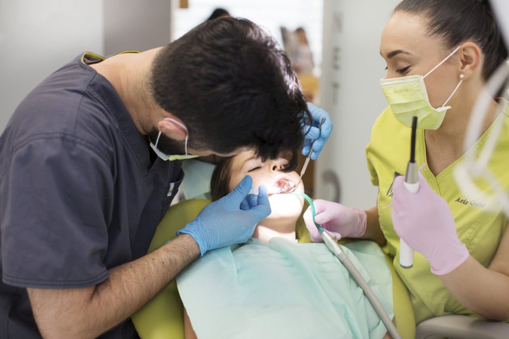 Semne că dinții copilului nu se dezvoltă corect: la ce să fii atent ca părinte