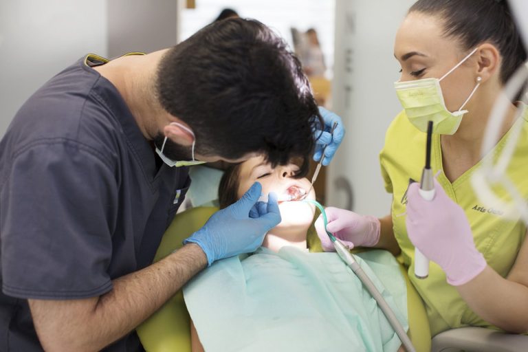 Semne că dinții copilului nu se dezvoltă corect: la ce să fii atent ca părinte