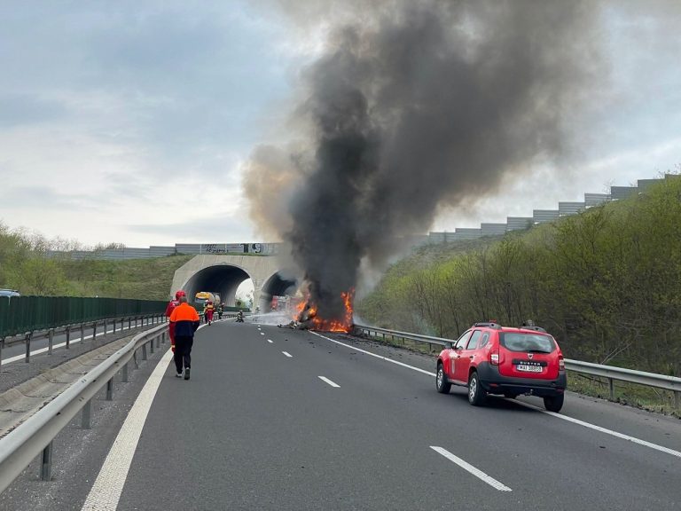 Autocamion cuprins de flăcări pe A1, în Hunedoara: Trafic blocat temporar pe sensul Deva – Timișoara