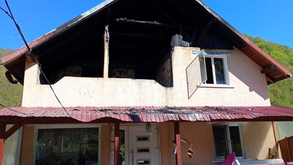 Solidaritate pentru o familie din Lunca Vișagului: apel urgent după ce un incendiu le-a mistuit locuința