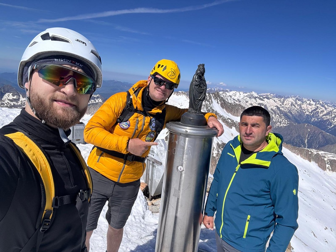 Trei montaniarzi din Ardeal au cucerit cel mai înalt vârf din Munții Pirinei: Bradul, din nou pe marile vârfuri ale lumii!