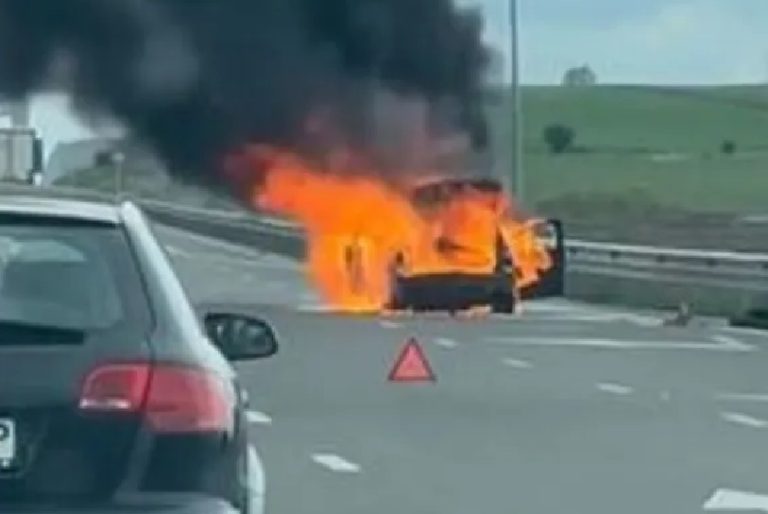 Incendiu devastator pe DEX4, drumul de legătură dintre Cluj-Napoca și Autostrada A3. Un autoturism a ars complet