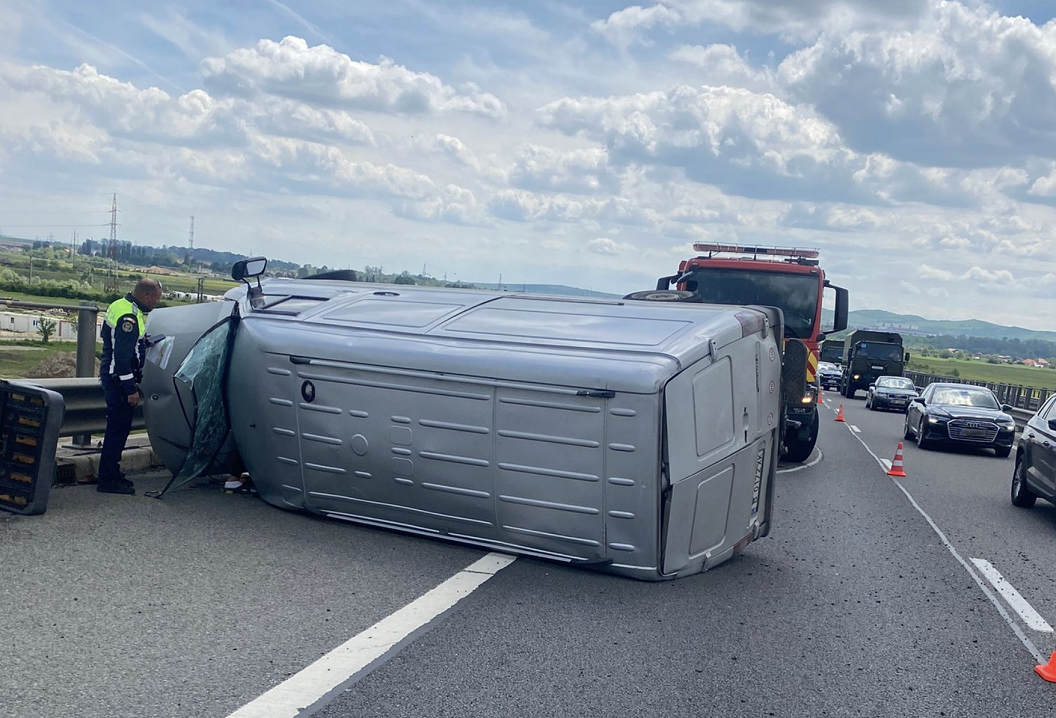 Accident pe Autostrada A3, între Turda și Gilău. O autoutilitară s-a răsturnat pe marginea drumului