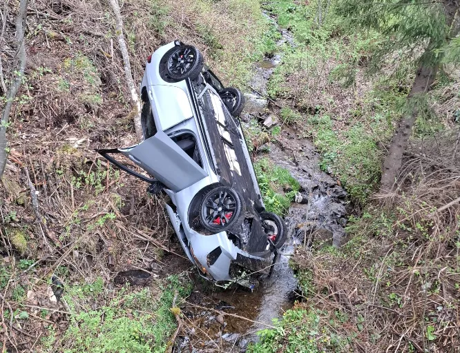 Accident grav la Muntele Băișorii! Un autoturism s-a răsturnat într-o râpă de patru metri, iar un tânăr a rămas încarcerat!