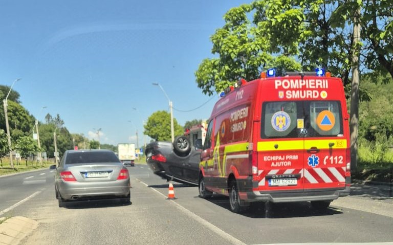 Mașină răsturnată pe plafon la ieșirea din Deva spre Mintia. Trafic îngreunat în zonă