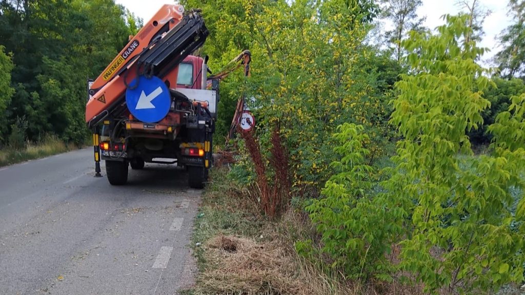 Se desfășoară lucrări de cosire mecanică pe mai multe sectoare de drum din județul Arad